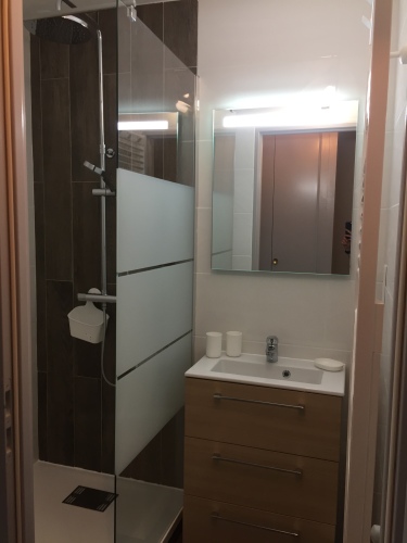 Salle d'eau avec grande douche à l'italienne