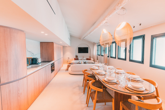 Salon cuisine vue sur le Vieux Port