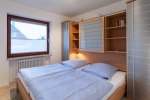 Schlafzimmer mit Doppelbett und Kleiderschrank