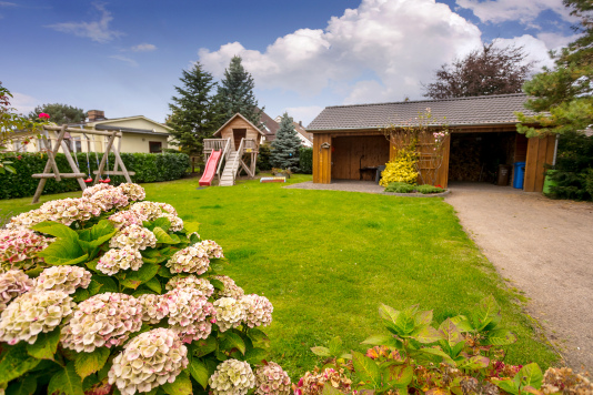 Garten mit Spielgeräten