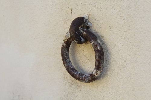 Anneau pour chevaux ancienne écurie.