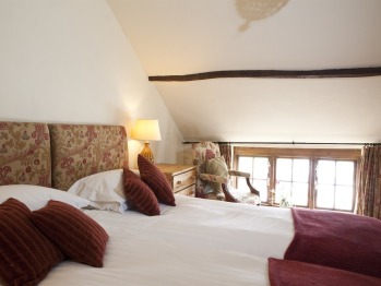 Rose Large Cottage Suite - Twin Bedroom