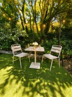 Profitez d’un agréable coin extérieur privatif au cœur de la nature, idéal pour un café au soleil, un apéritif ou un moment de détente au calme.