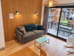 Salon avec canapé-lit double, idéal pour accueillir confortablement deux adultes pour un séjour relaxant.
