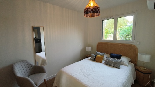 Chambre climatisée avec un lit en 140 et des rangements 