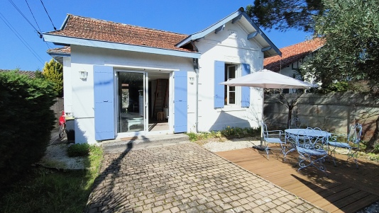 Terrain clos et sans vis à vis - terrasse à l'avant et place voiture