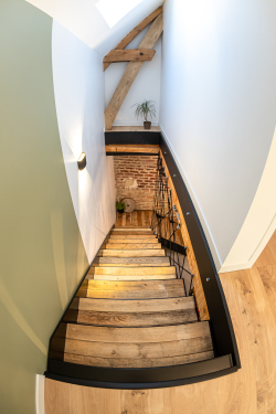 L'escalier original et authentique - La Grange - Bruyères-et-montberault