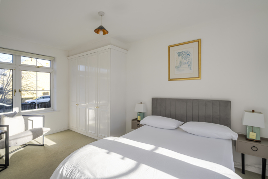 Warm and welcoming, this bedroom features a sumptuous double bed and a contemporary finish that creates an instant sense of relaxation. Ideal for guests looking for a quiet, restful space.
