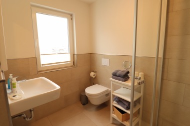 Badezimmer mit Dusche und WC