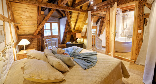 Romantic bedroom under a beautiful old framework and with en-suite bathroom.