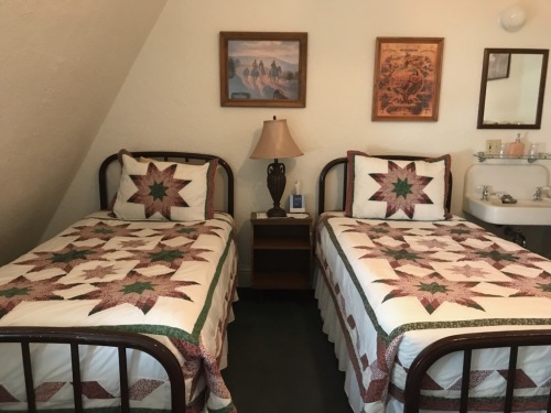Double room-Shared Bathroom-Economy-Mountain View-Guest Room 307 - Cowboy R