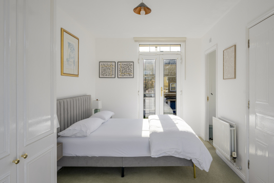 Warm and welcoming, this bedroom features a sumptuous double bed and a contemporary finish that creates an instant sense of relaxation. Ideal for guests looking for a quiet, restful space.