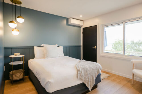 Queen bed (East)- Lakeview