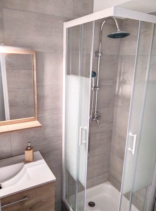 vasque simple dans la salle de bain