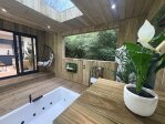 Feature Outdoor Jacuzzi Bath