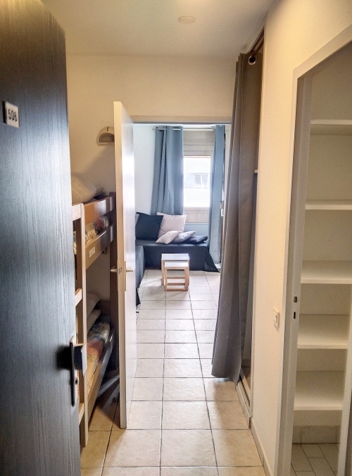 lits superposés et rangements dans l'entrée