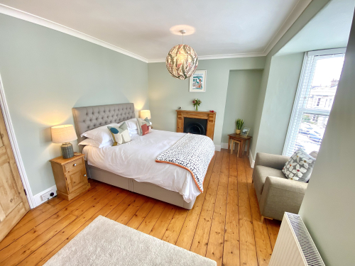 Spacious, seaside, Victorian home 'Bay View Terrace', Penzance - Master bedroom with bay window and sea glimpses