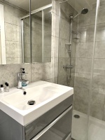 Private on-suite bathroom, walk in shower, beautiful ceramic sink - free toiletries!