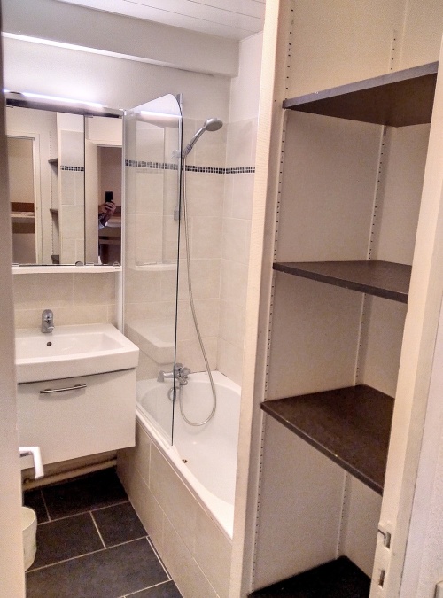 baignoire, meuble vasque, toilettes et rangements