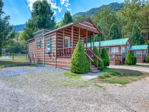 Thunder Road-Log Cabin-Panoramic-Private Bathroom-Mountain View - Base Rate