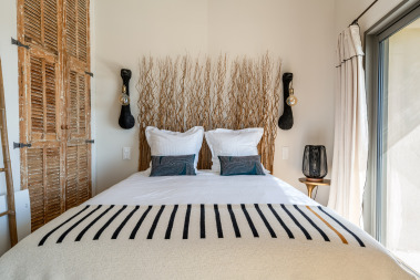 La Chambre Turquoise aux Autruches et son Lit