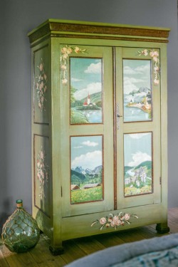 Rez-de-chaussée - L’armoire peinte de la suite "Warens."