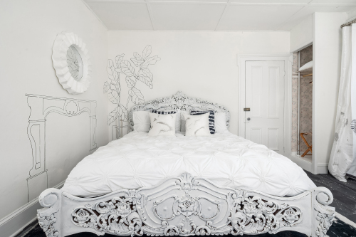 King-Deluxe-Private Bathroom-Mountain View-Room 11 - Base Rate