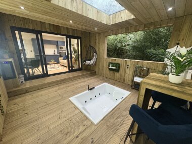 Feature Outdoor Jacuzzi Bath