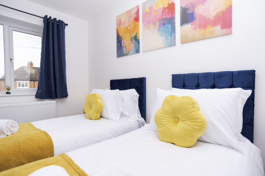 Bright, comfortable bedroom with two single beds — perfect for colleagues, friends or guests needing separate sleeping spaces.