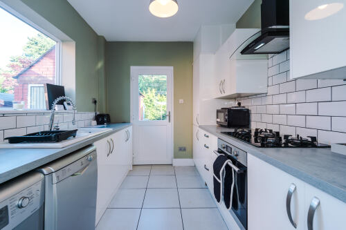 Spacious kitchen for cooking