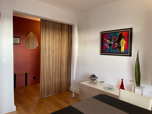 Porte coulissante entre l'entrée et le salon