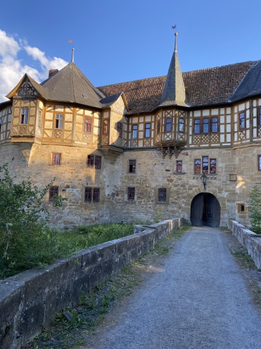 Eingang Schloss Irmelshausen