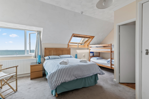 Room 4 family en-suite with sea view