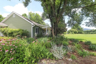 The Loft is located right behind the Cottage 