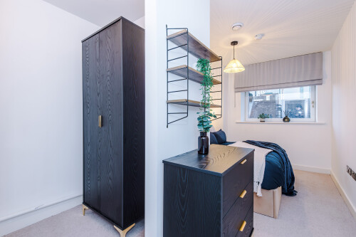 Stylish 2-Bed 2-Bath Apartment in Newly Renovated Victorian Building – Prime Leeds City Centre near Station