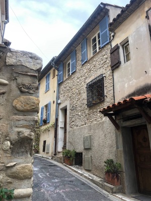 POSSIBILITE DE PASSER EN PETITE VOITURE DEVANT LA MAISON
