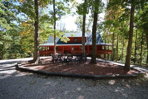 Hidden Valley Lodge, with Fire Pit, from circle driveway