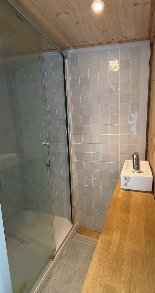 Coin douche et lavabo chambre 3