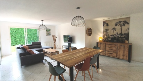 belle pièce à vivre TV et WIFI