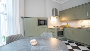 Large fitted kitchen in 2 bedroom apartment