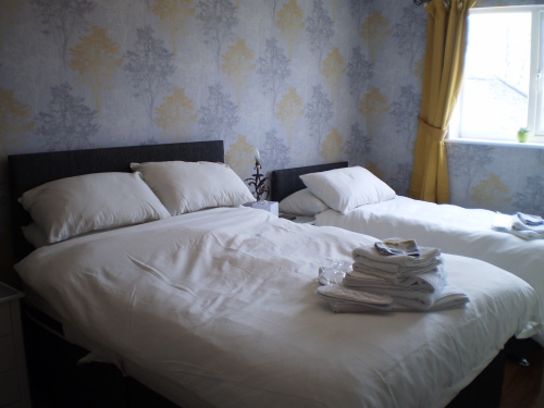 Triple room-Economy-Ensuite with Bath-Courtyard view-Hartleyburn  - Base Rate