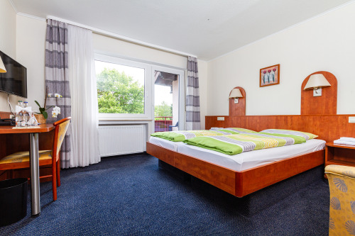 Doppel- oder Zweibettzimmer mit Balkon