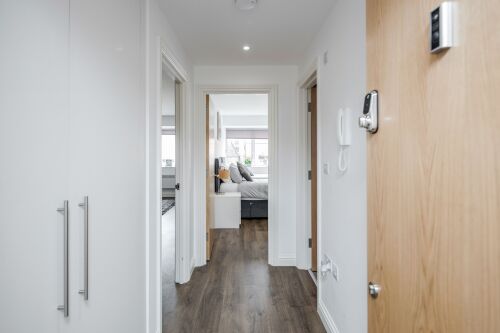 Watford Central Serviced Apartments - F5 - Entrance to the Apartment