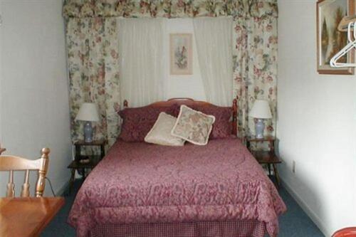 Queen Rooms with Kitchenette 