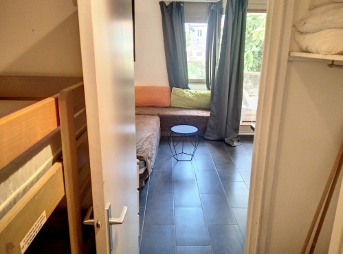 espace rangement et lits superposés dans l'entrée