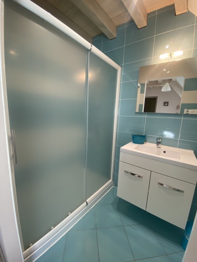 salle de bains bleue - grande douche à l'italienne