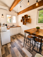 Cuisine équipée et coin repas chaleureux, un espace lumineux et fonctionnel pour profiter pleinement de votre séjour en Drôme Provençale.