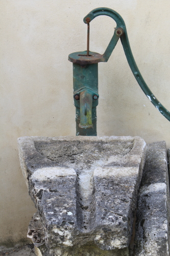 Pompe à main historique (19ème siècle).