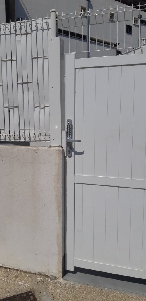 Porte du local poubelle 