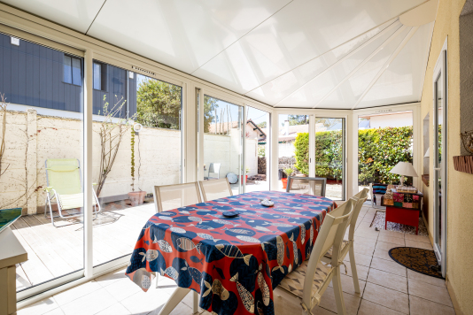 Véranda ouvrant sur le jardin à l'arrière de la maison